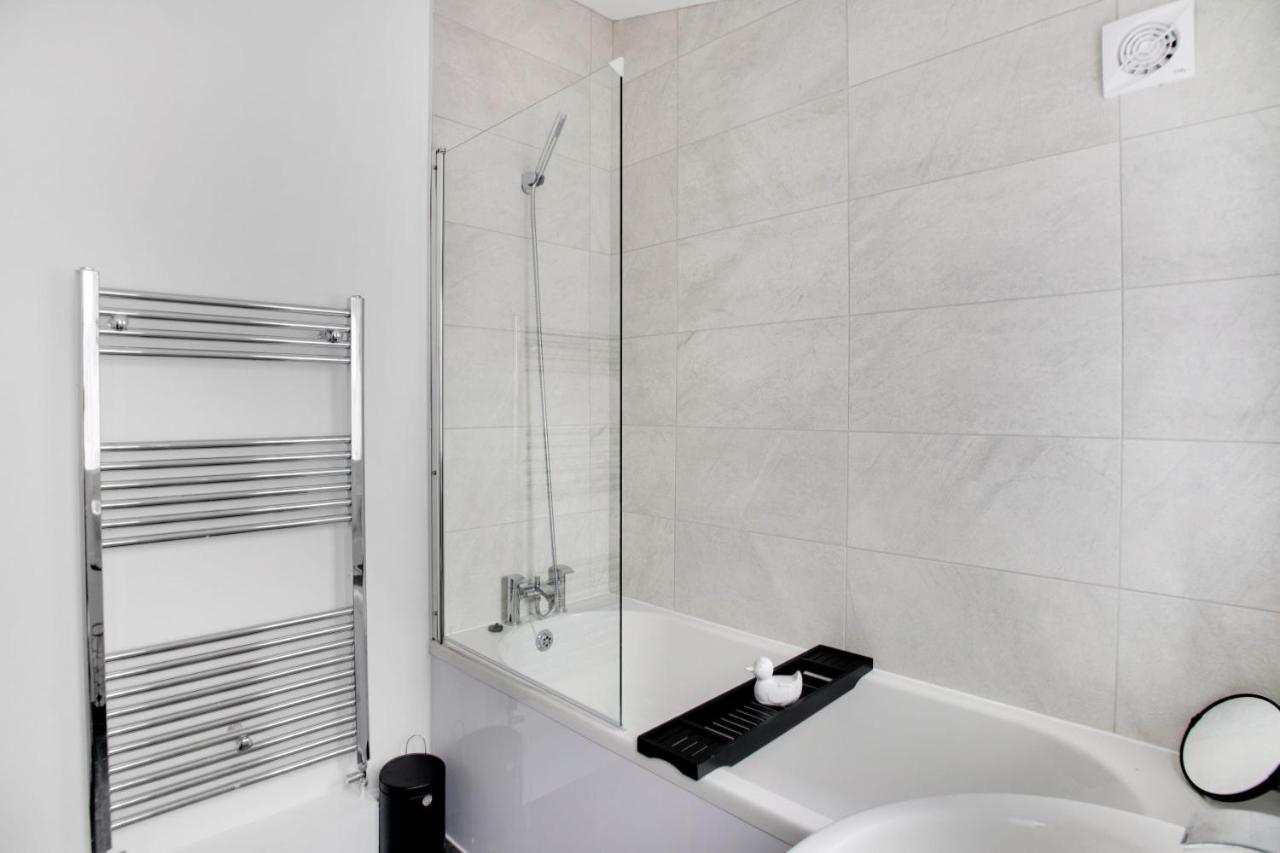 Stunning 4-Bedroom, 2 Bathrooms In Sunderland Sunderland  Zewnętrze zdjęcie